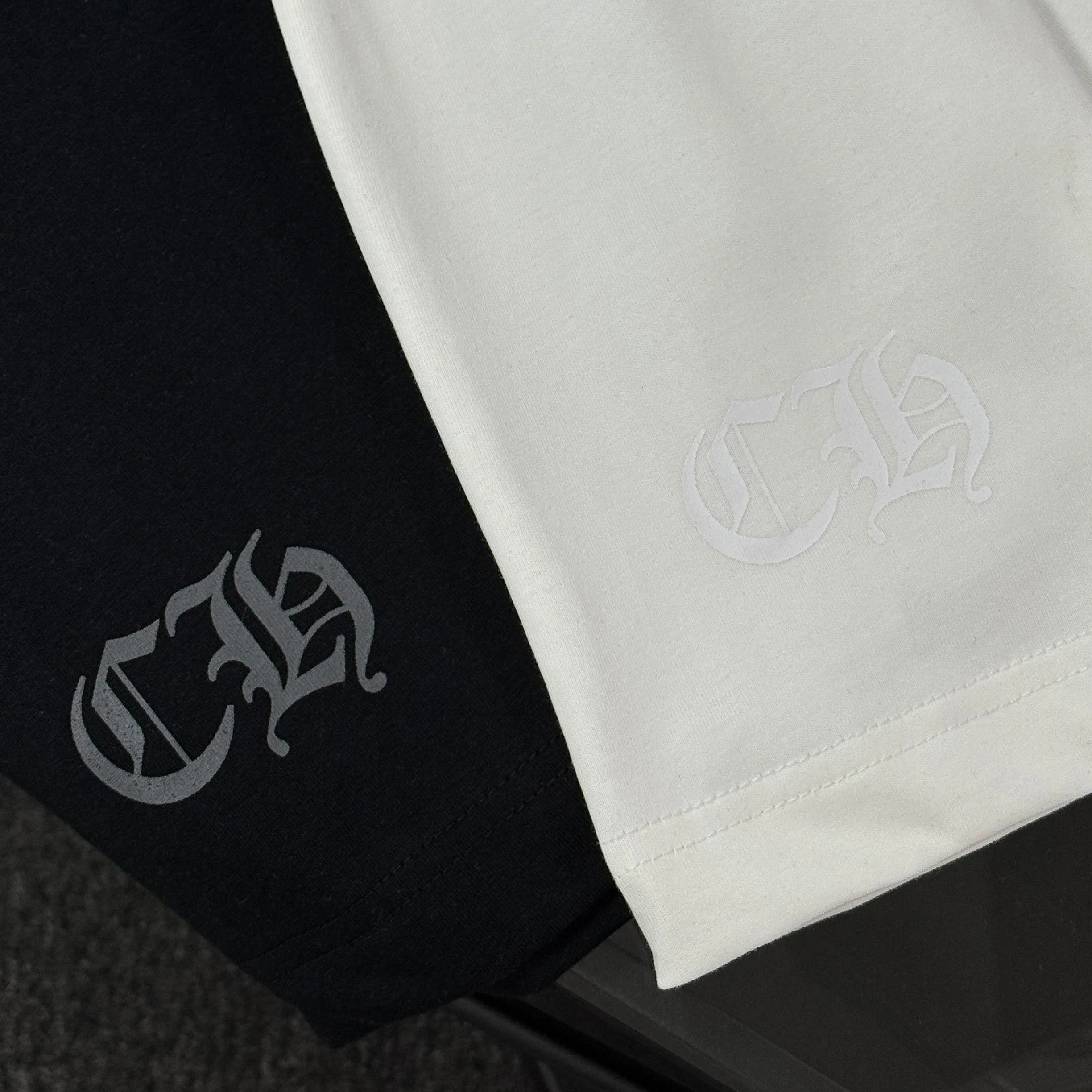P170 Chrome Hearts 25 high-end versions. The fabric is made of 300 grams of high-density pure cotton. It does not deform or shrink. It has three labels. It is the same style for men and women. Technology: suede foaming + digital printing. Color: white, black. SIZE: S-XL.